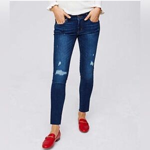 Loft women’s size 6,‎ modern skinny jeans with raw hem ,distressed